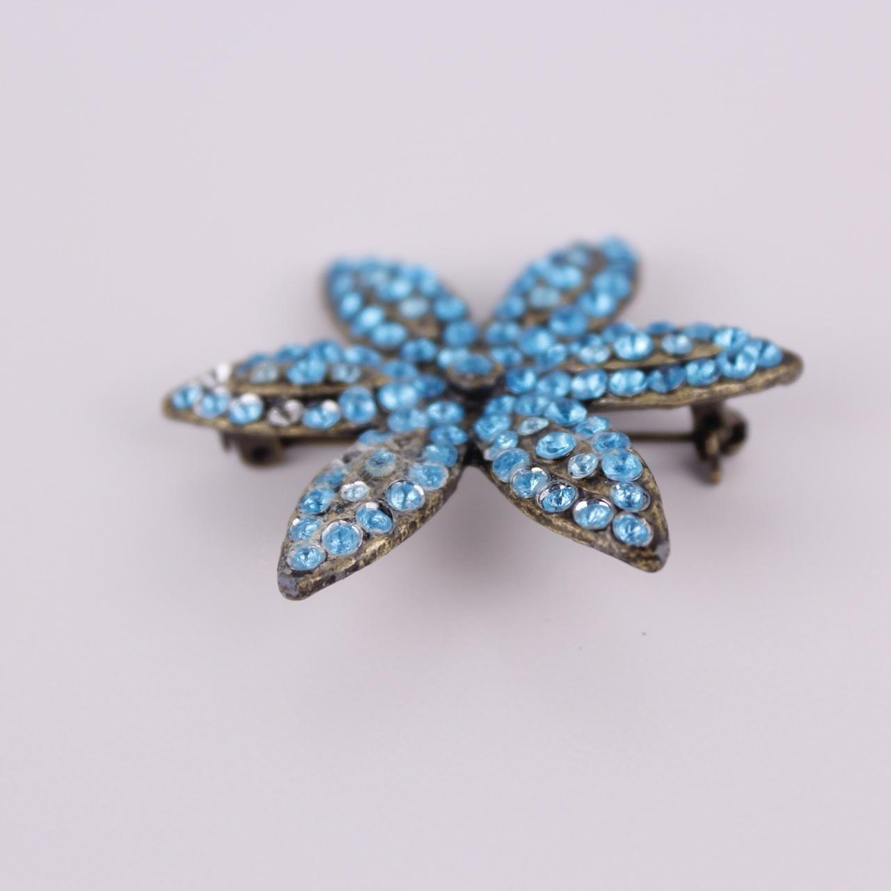 Blue Rhinestone Flower Brooch Silver Tone Antique Style Floral Pin  Good pre-lov