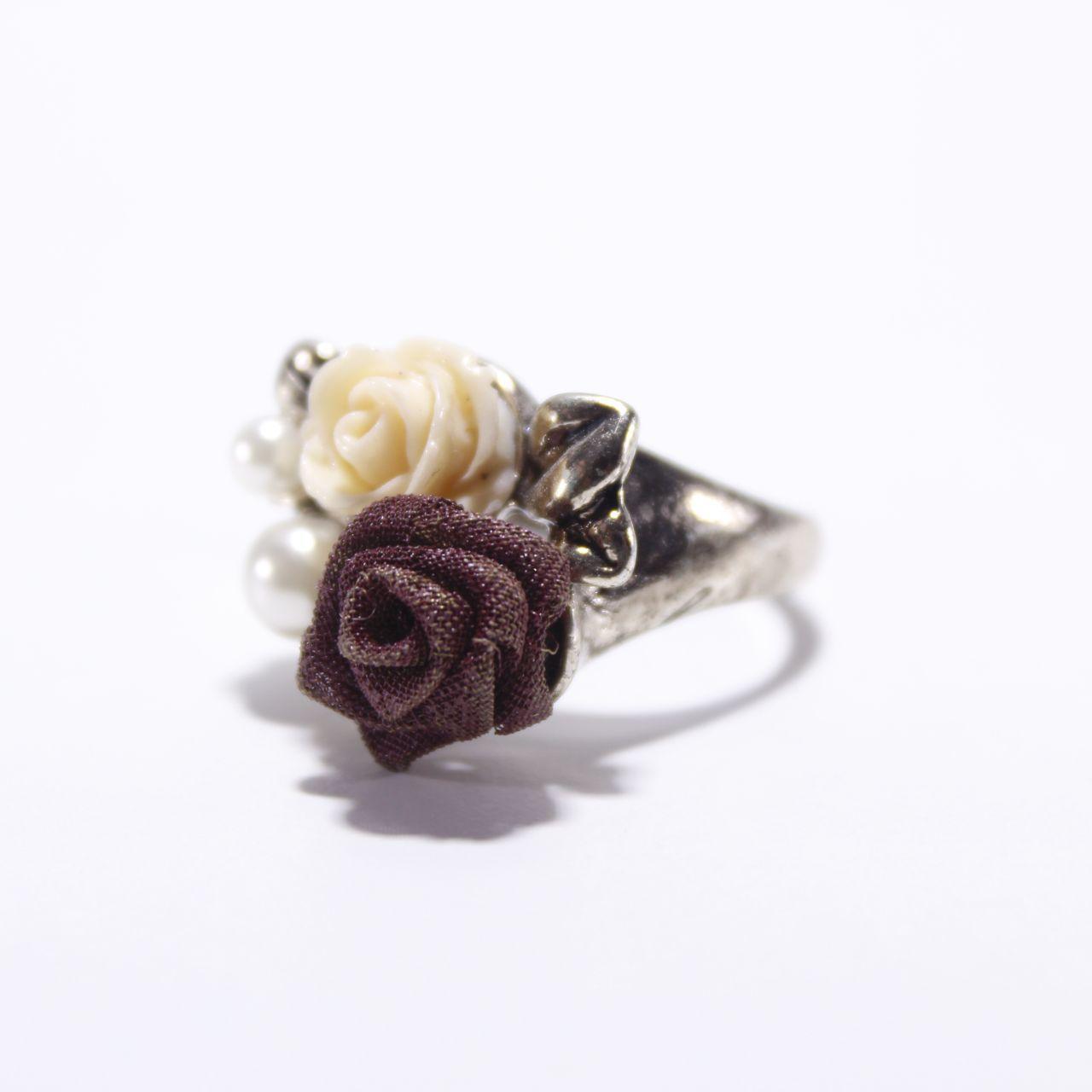 Silver Tone Ring Two Tone Resin Rose Floral Victorian Style